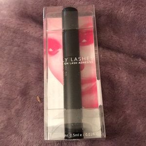 Lilly lashes glue